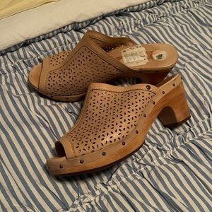 UGG Ansel Perforated Tan Clogs Size 9 VGUC